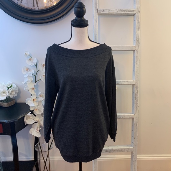 CLEARANCE‼️  Off One Shoulder Top - Picture 3 of 8